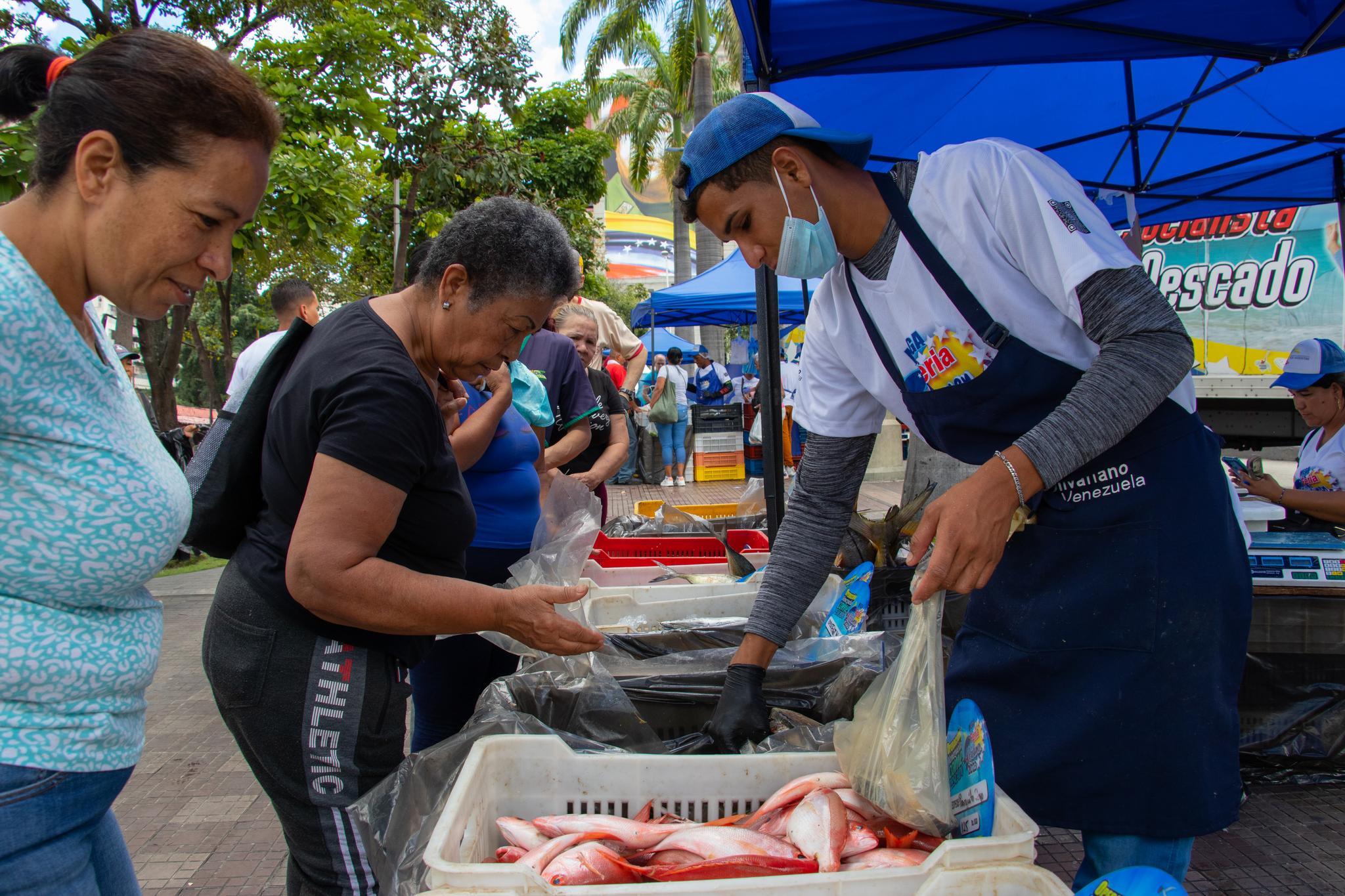 Imagen de alguien sosteniendo un pescado